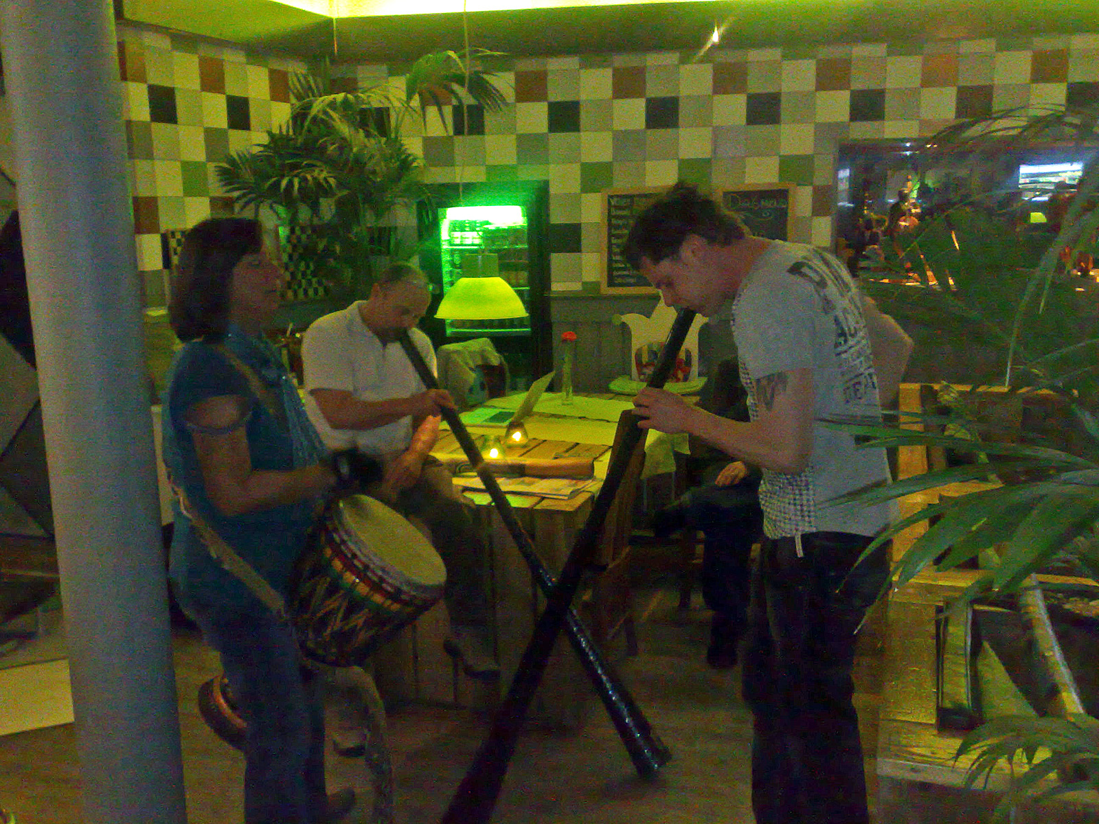 Joyce speelt djembe met digeridoo spelers