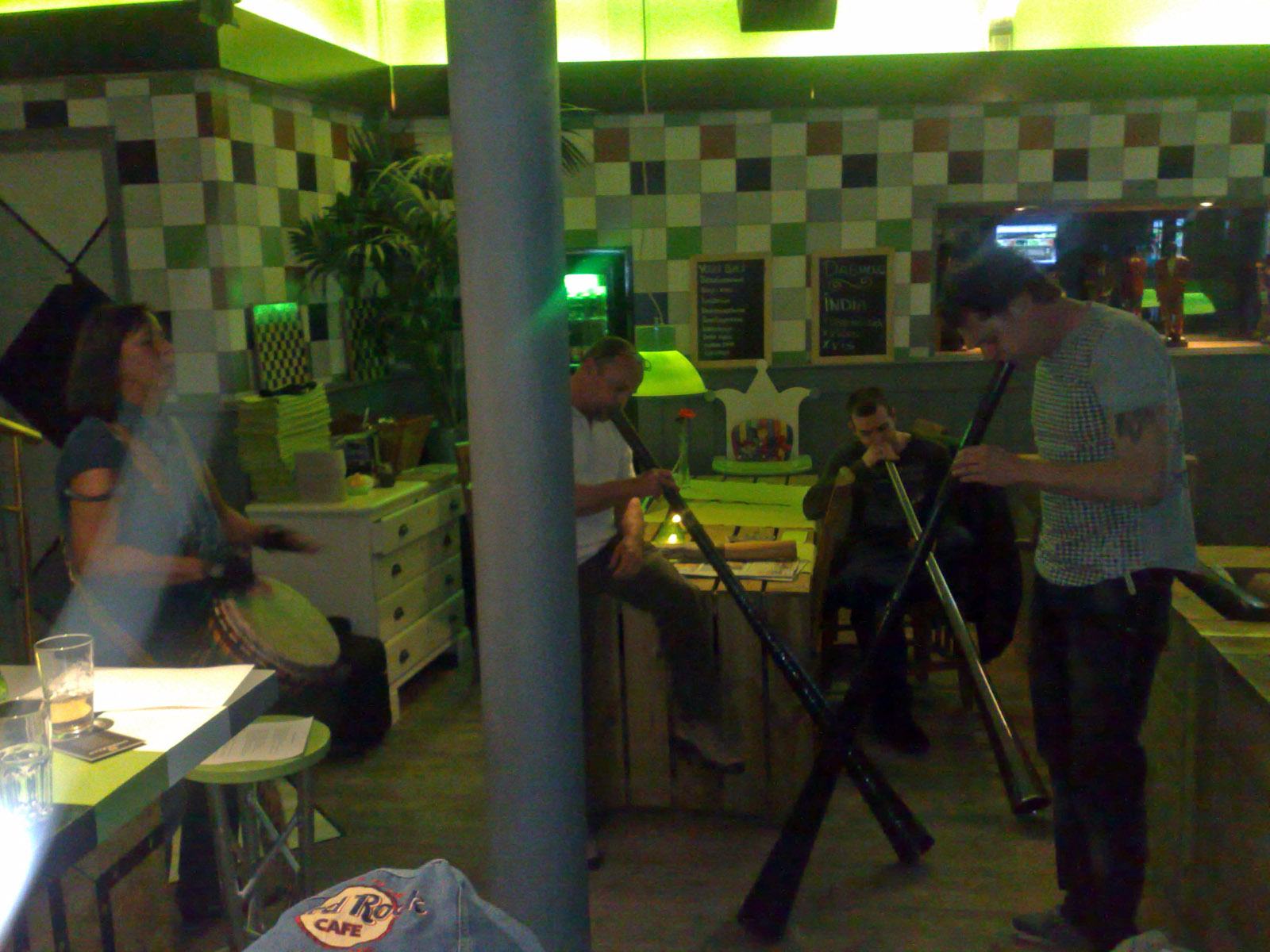 Joyce speelt djembe met digeridoo spelers